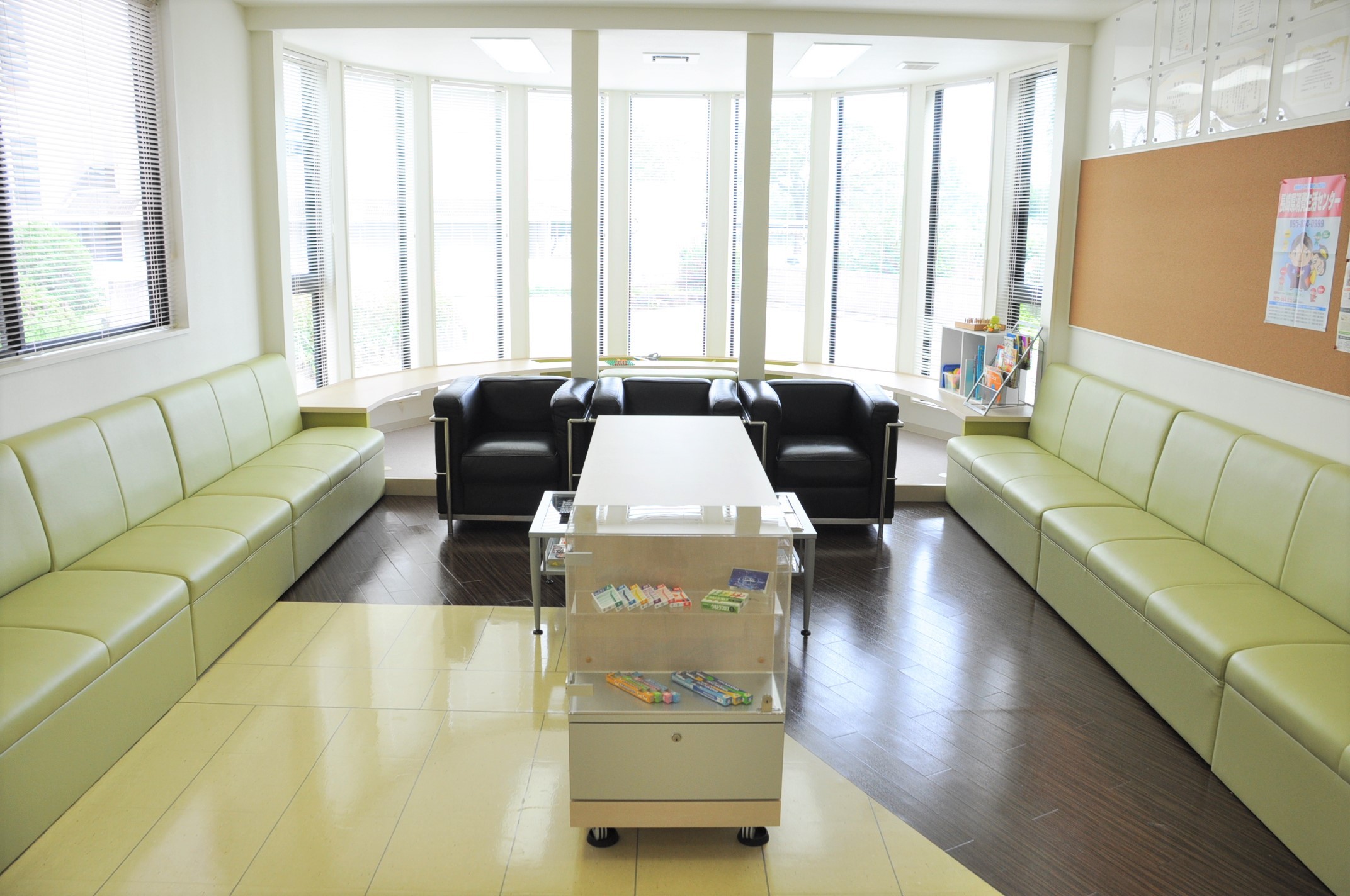 ①医院外観②待合室③カウンセリングルーム