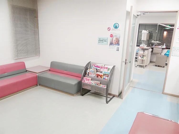①医院外観②駐車場完備③待合室