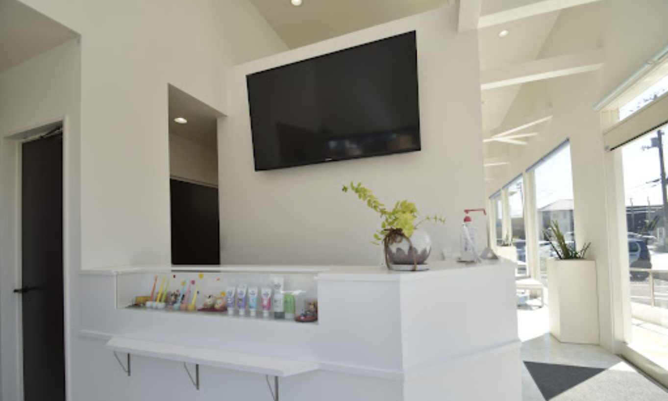 ①クリニック外観　②受付　③スタッフ一同