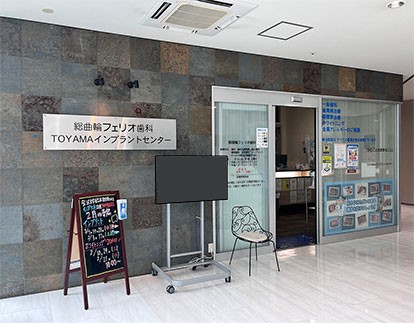 ①クリニック外観②クリニックが入るビル③待合室