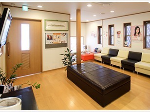 ①医院入口②受付③待合室