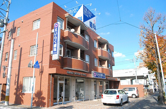 3階建てのビルの1階に位置しています