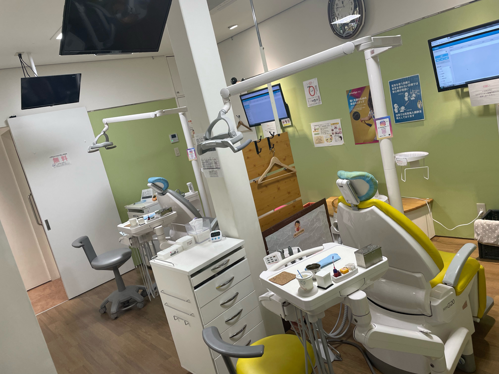 ①クリニック外観②小児歯科治療専用ルーム③成人向けの診察室
