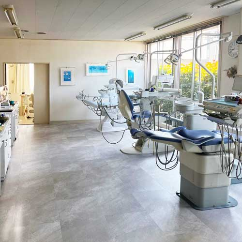 ①クリニック外観②エントランス③診療室