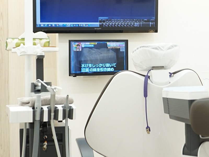 リラックスできるように診療台の横にはモニタが設置されています
