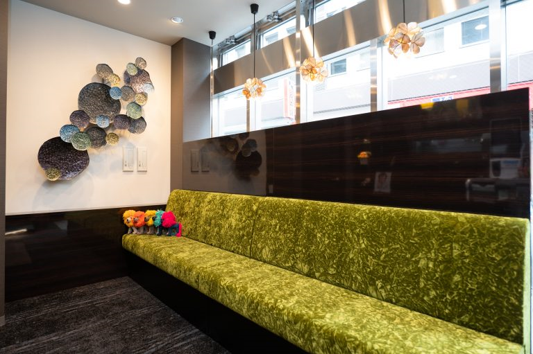 ①クリニック外観②受付③待合室