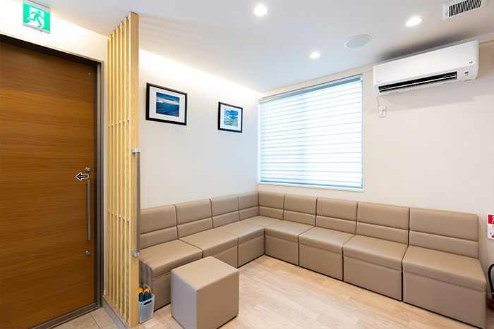 ①クリニック外観②受付③待合室