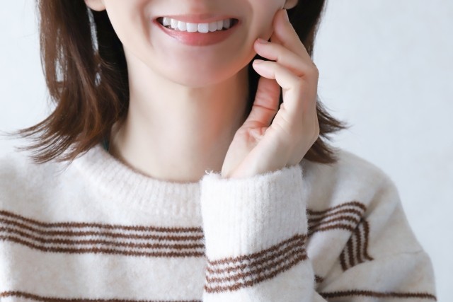 歯の黄ばみや着色が気になる患者様に向けて、ご自宅で取り組めるホームホワイトニングを提供しています。※写真はイメージです。