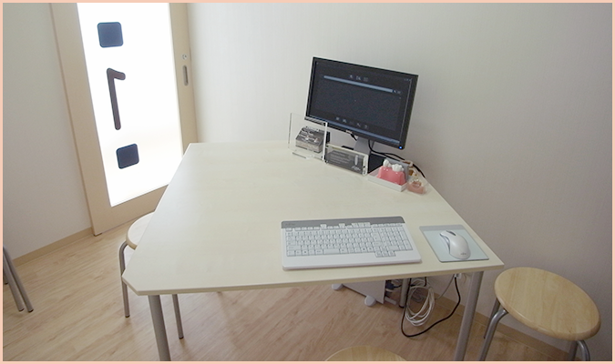 カウンセリングルームでお悩みを伺っています