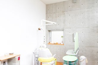 ①外観②待合室③診療室