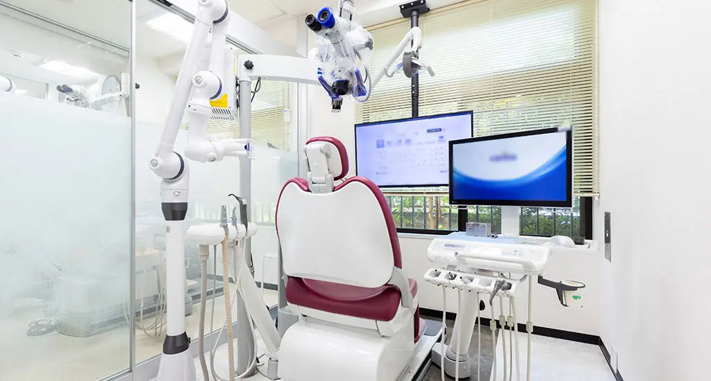 【船橋駅 北口から徒歩2分】【土曜も17:30まで診療】【日本口腔インプラント学会専門医 在籍】CT・顕微鏡・マイクロスコープを駆使し、精密で痛みに配慮した治療を提供する船橋もりやま歯科・矯正歯科