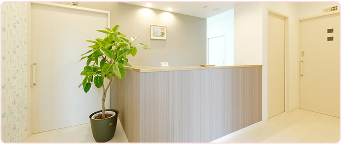 ①クリニック外観②受付③待合室