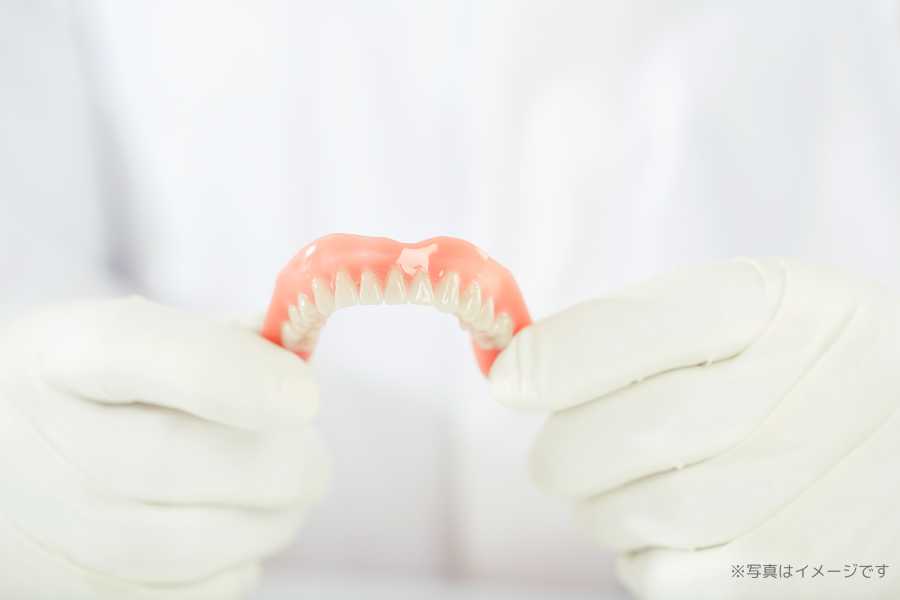 患者様の希望や生活習慣を考慮しながら、入れ歯やブリッジの作製・調整を行っています