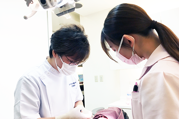 歯の色調や透明感を細部まで精密に再現しています