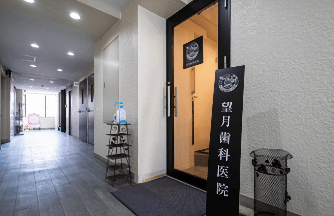 ①ビル外観②医院入口③待合室