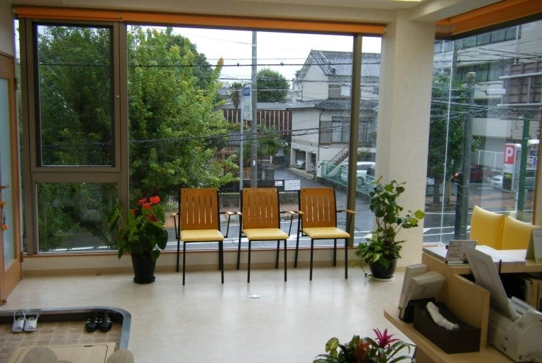 ①外観②待合室③写真はイメージです