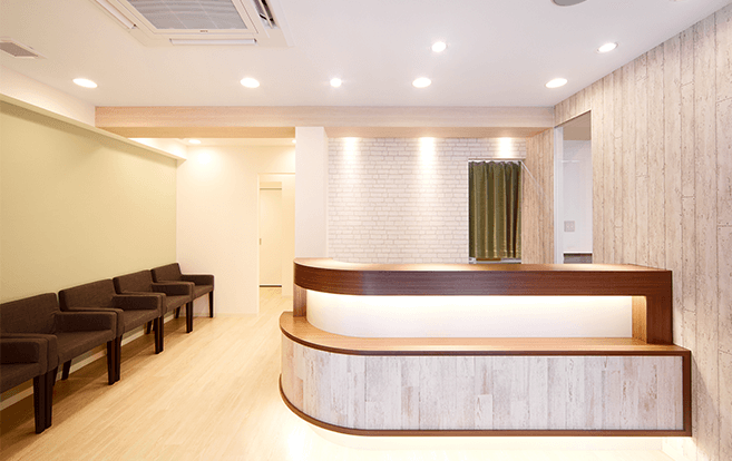 ①クリニック外観②受付③診療室