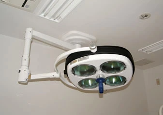 ①医院外観②看板③無影灯