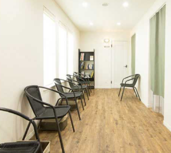 ①外観②待合③診療室