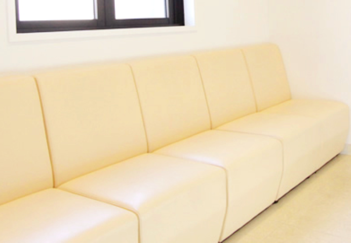 ①外観②受付③待合室