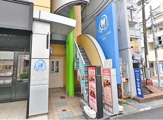 ①待合スペース②治療室③外観