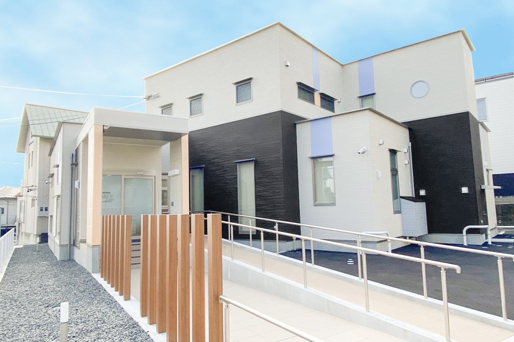 ①医院外観②受付/待合室③駐車場