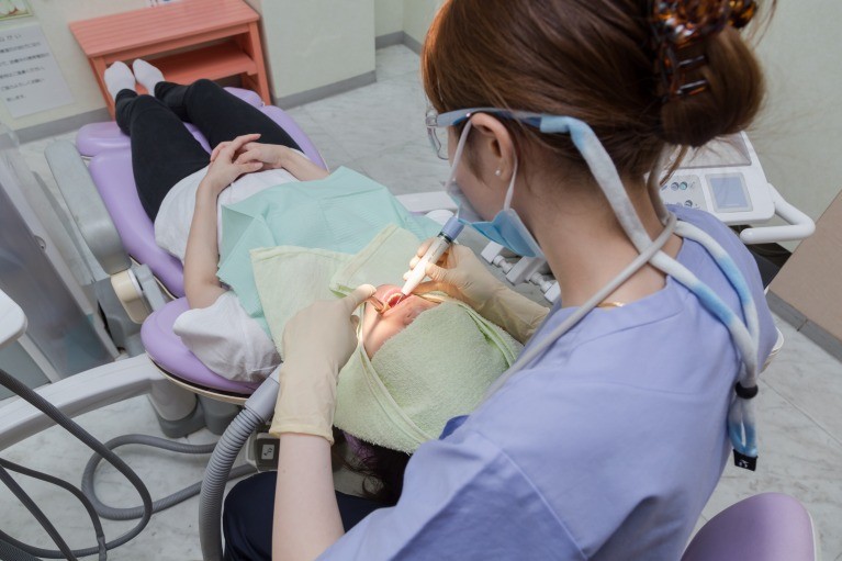 毎日の歯みがきだけでは落としきれない汚れや歯石を専門的に除去し、お口の健康維持をサポートします。