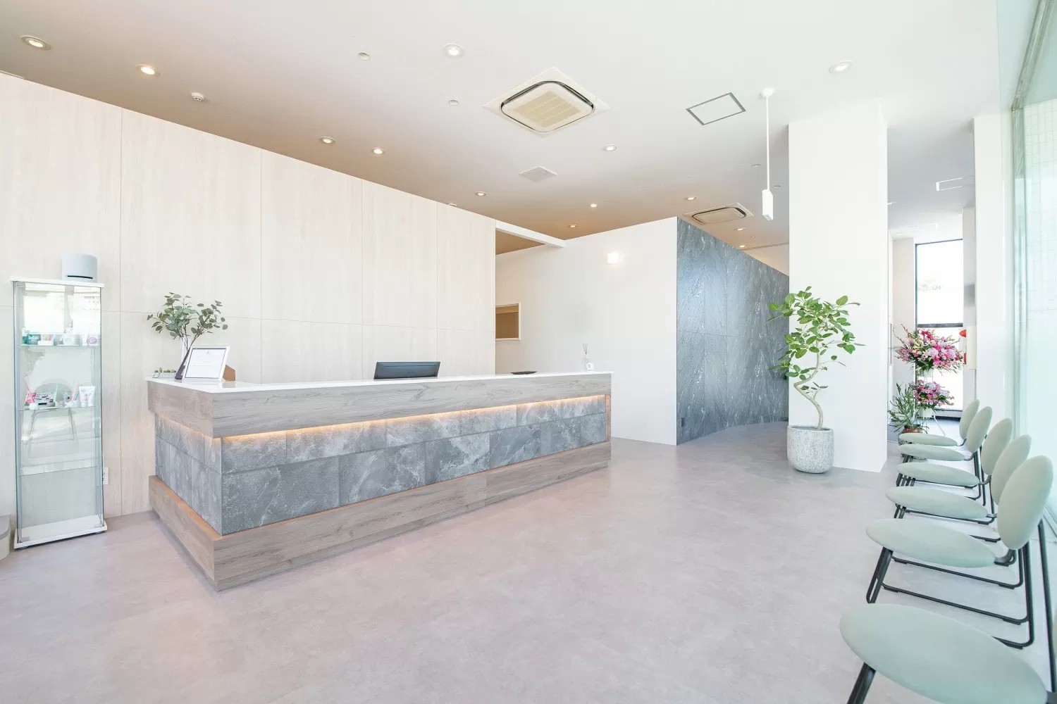 ①クリニック外観　②受付・待合室　③診療室