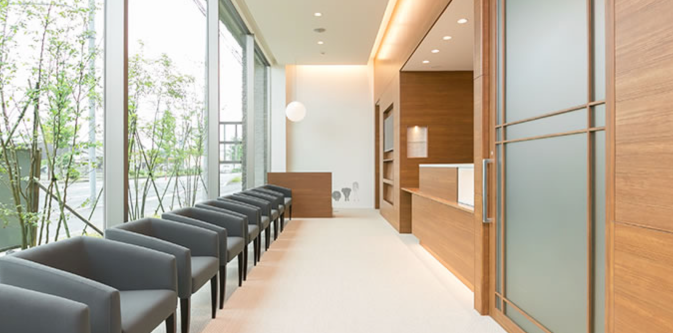 ①クリニック外観と内観②ファミリールーム③待合室