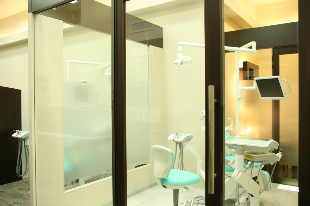 ①受付②医院入口③診療室