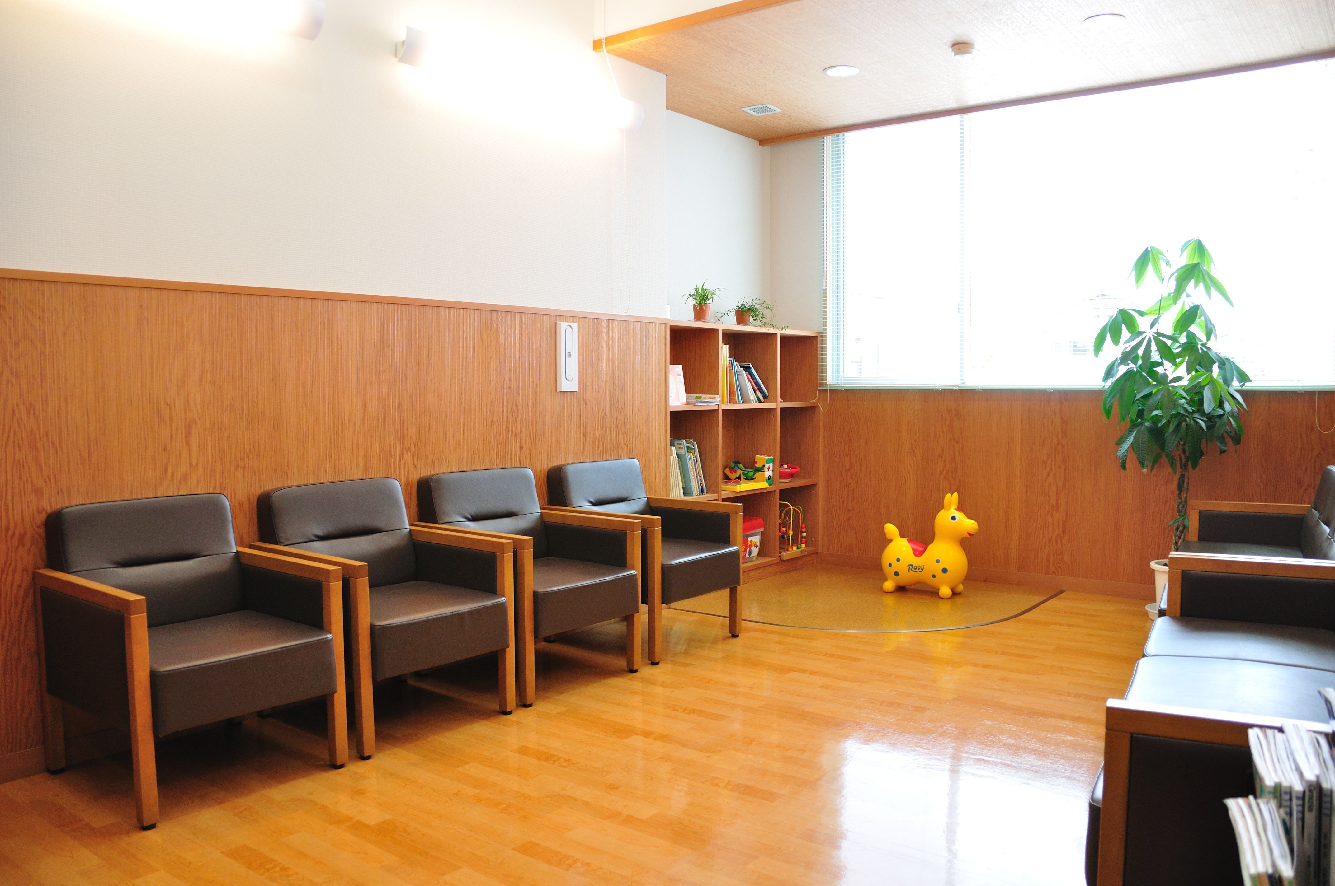 ①医院イメージ ②待合室 ③診療ユニット