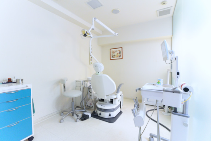 ①クリニック外観②受付③診療チェア