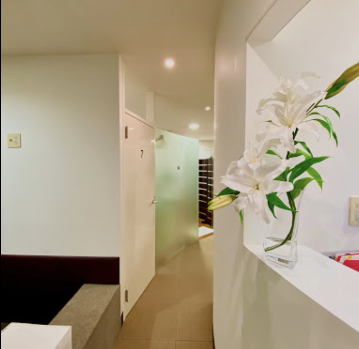 ①外観②受付③待合室