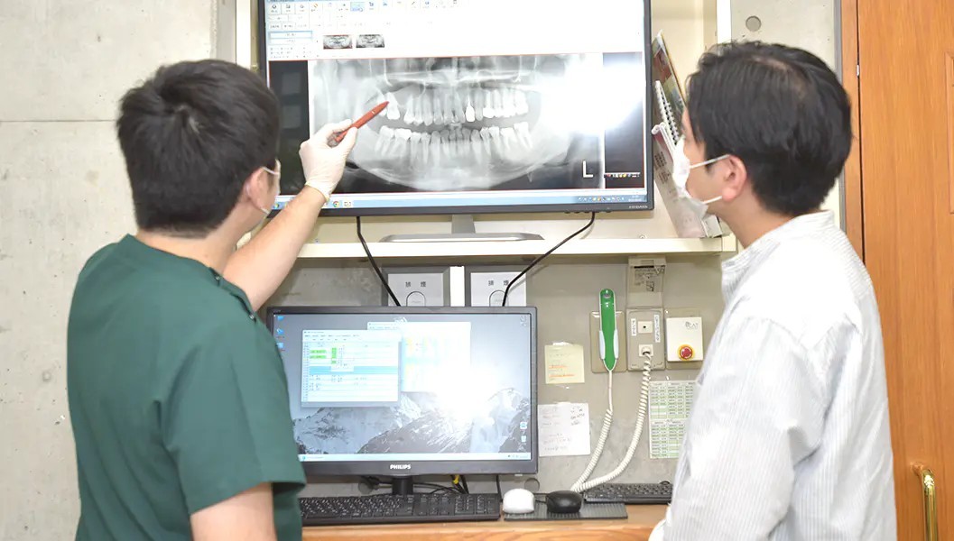 院内技工士との連携に加え、自費診療の補綴物を専門とする技術力の高い歯科技工所とも協力し、精度の高い補綴物の製作を行っています。