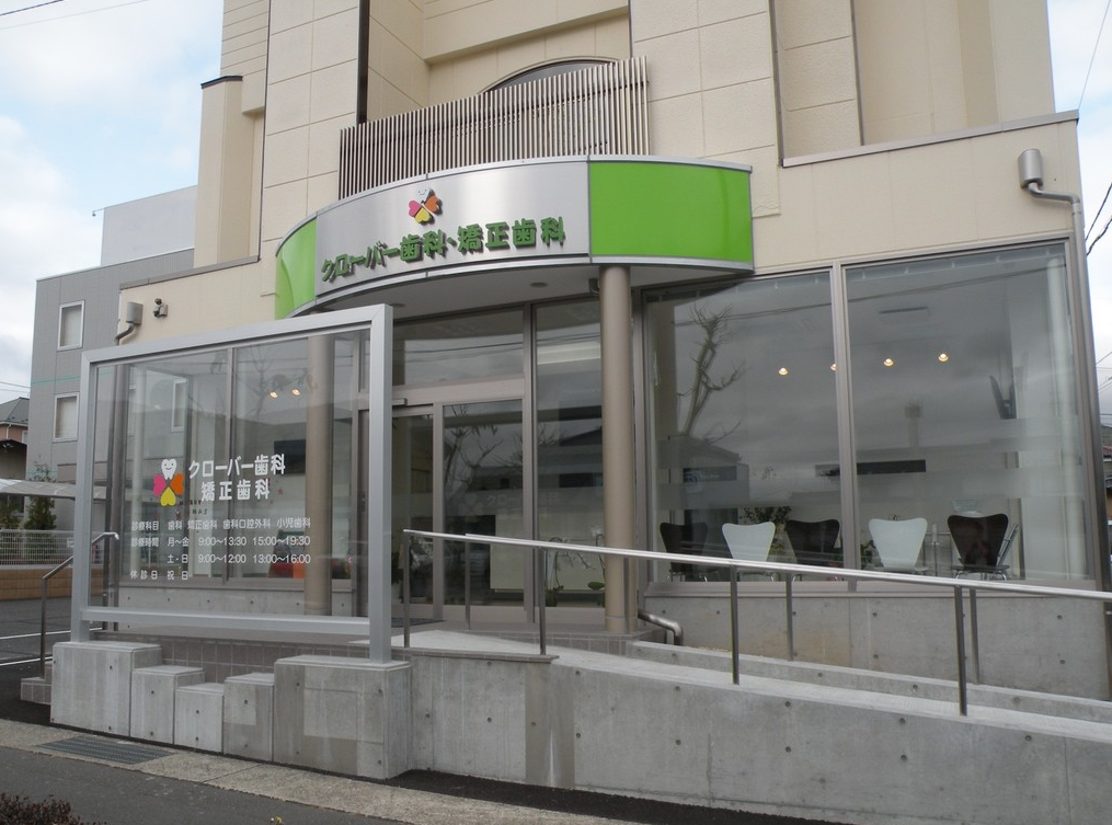 ①クリニック外観　②受付　③清潔感のある院内