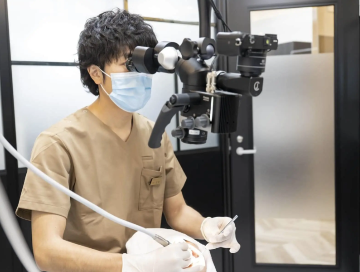 マイクロスコープを使用した根管治療の様子