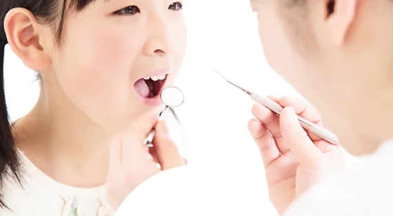 小児歯科専門の歯科医師が担当し、子どもの成長に合わせた適切な治療を行っています