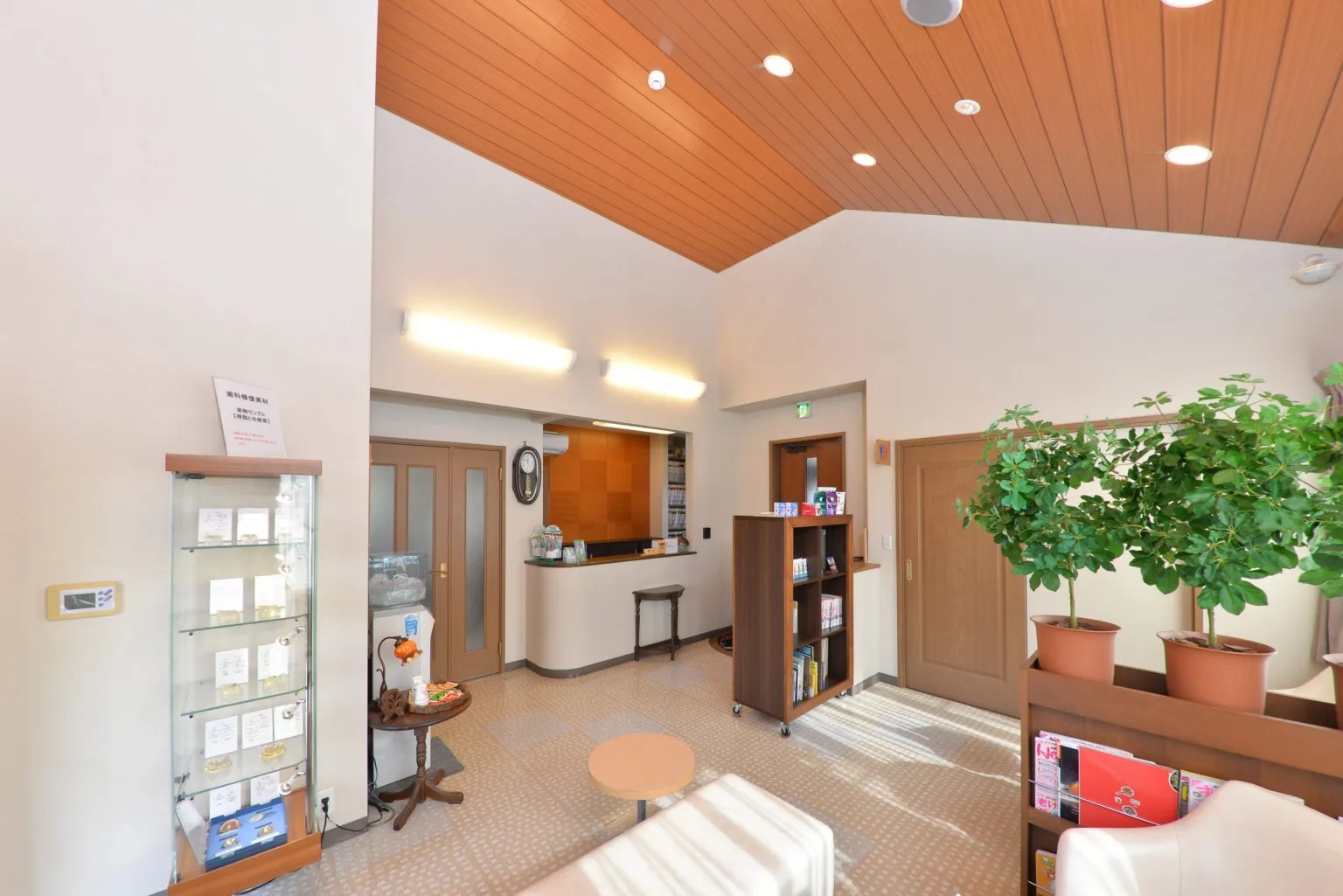 ①外観②待合室③診療室