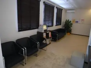 ①外観②待合室③診療室