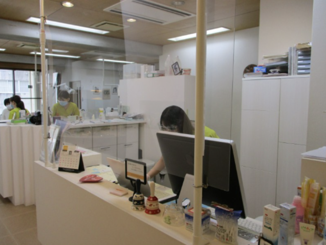 ①医院外観②受付③待合室