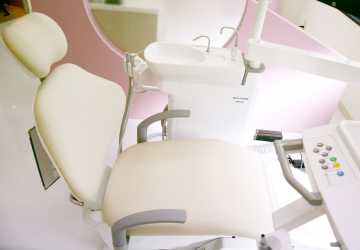 明るい色調の清潔な診療台で治療を行います