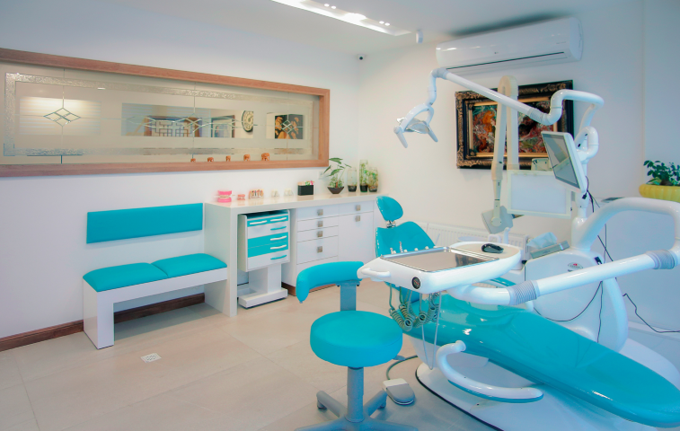 【高槻駅から徒歩3分】平日20時まで診療・地域に根ざした阿部歯科医院