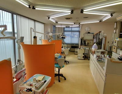 ①外観②受付③診察室