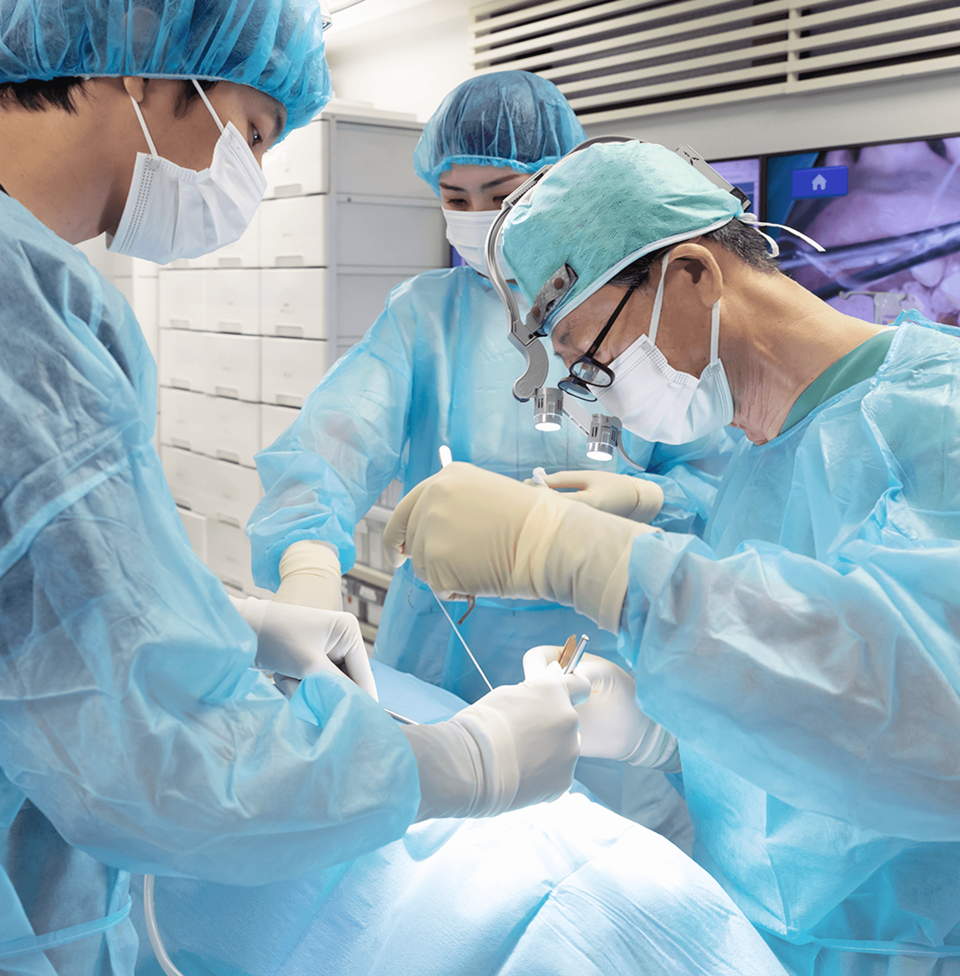 ①カウンセリング風景 ②③診療風景