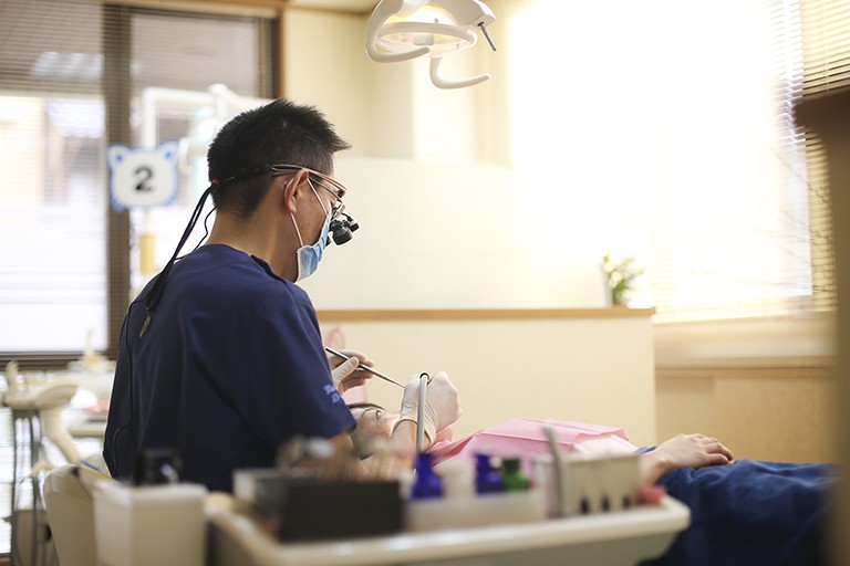 視野を拡大し細部まで確認しています