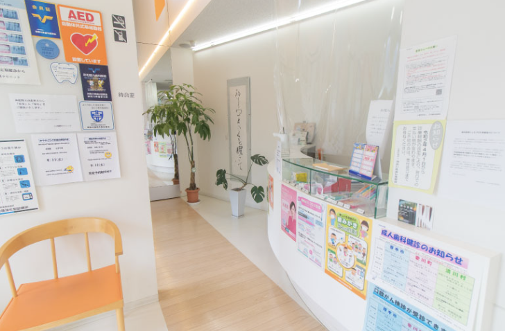 ①医院外観 ②受付 ③診療台