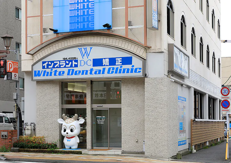 ①医院外観 ②受付 ③待合室