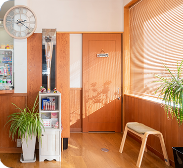 ①クリニック外観②待合室③待合室