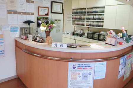 医院外観と院内の様子