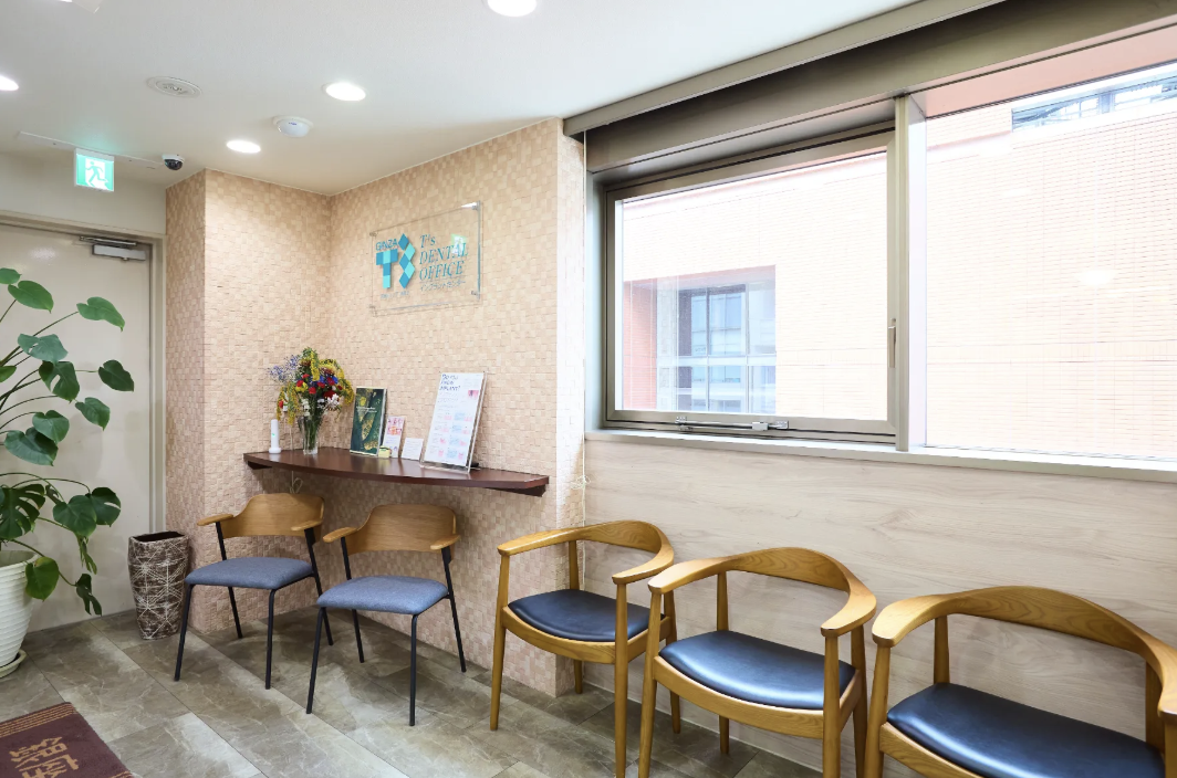 ① インプラントで噛める・喋れる幸せ ②③医院風景